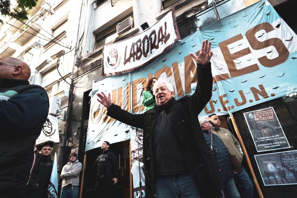 El dirigente gremial de los judiciales, Julio Piumato encabezando un acto contra el traspaso de la Cámara Nacional del Trabajo.