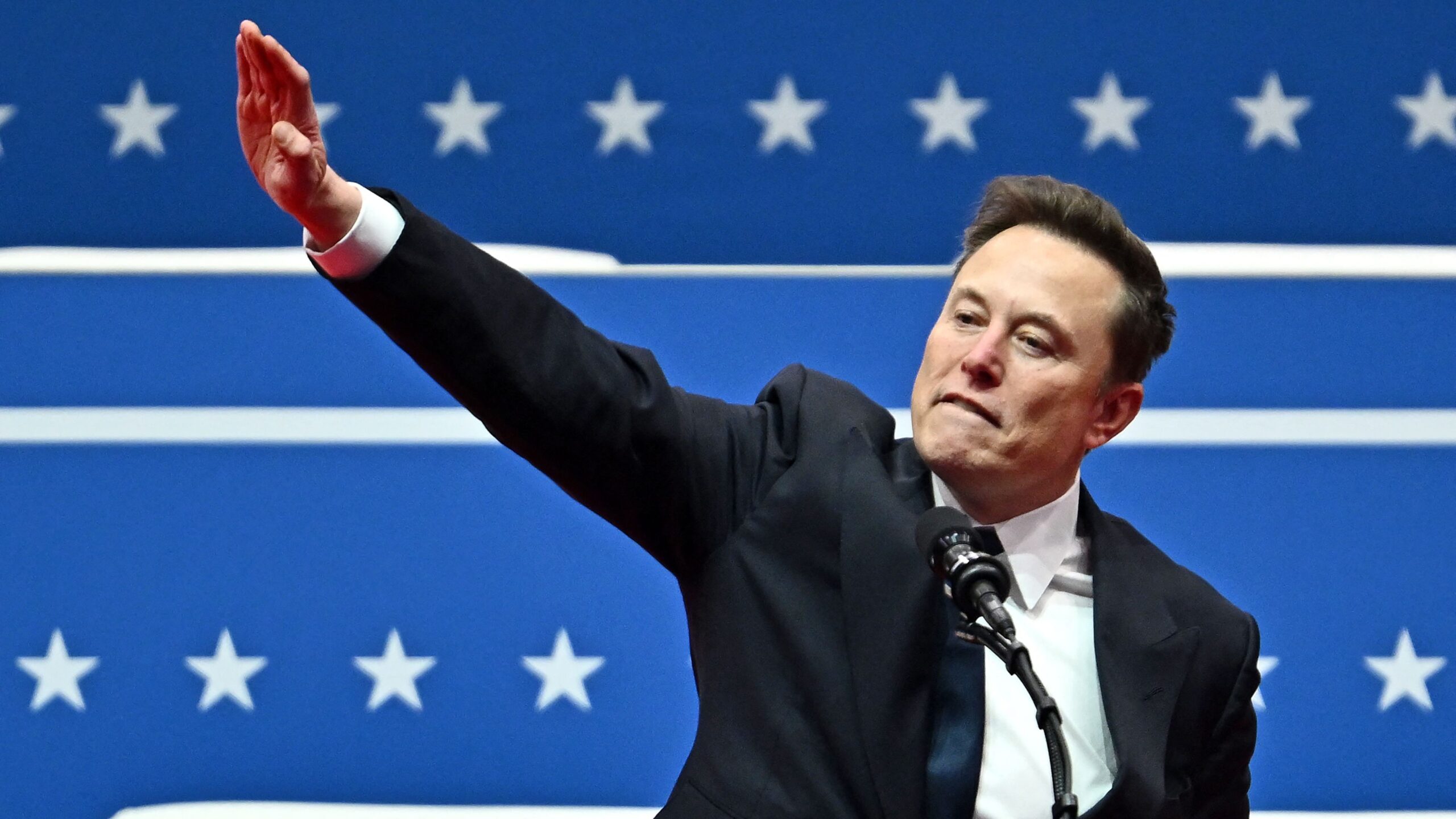 Elon Musk haciendo un saludo fascista