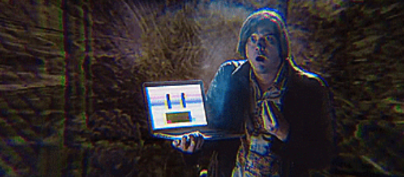 Esta imagen muestra una computadora que se volvió adicta porque su usuario tomaba estupefaciente sobre ella.
